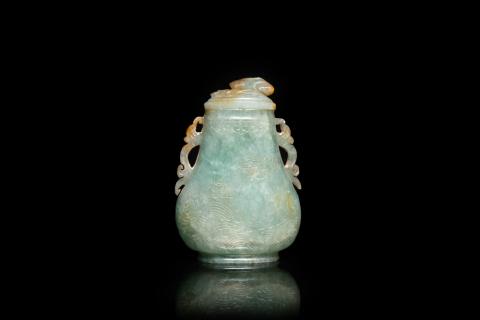 Petit vase couvert en jadéite de Chine