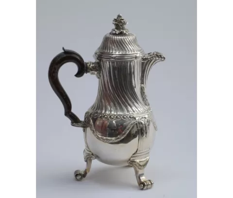 Cafetière d'époque transition en argent