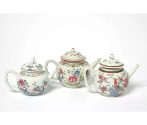 Théière en porcelaine polychrome de Chine