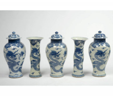 Garniture cinq pièces en porcelaine de Chine.