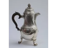 Cafetière d'époque transition en argent