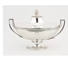 Soupière en argent ciselé, au décor de feuilles d'acanthe et fretel en forme de pomme de pin