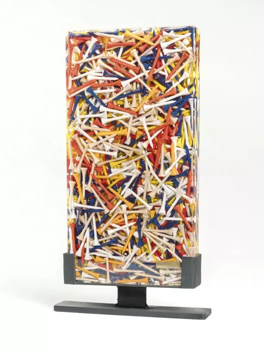 Sculpture en résine "golf tees" signé Arman Fernandez exemplaire n° 14/20