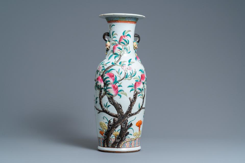 Vase en porcelaine de Chine, famille rose