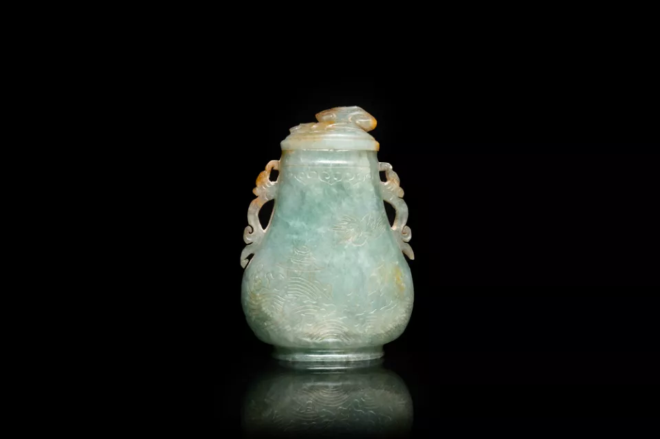 Petit vase couvert en jadéite de Chine